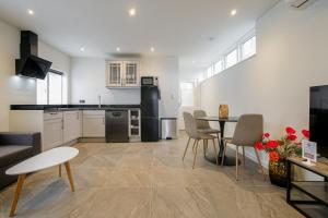 a kitchen and living room with a table and chairs at Beachstudio - Centrum Callantsoog aan Zee in Callantsoog