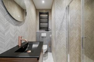 a bathroom with a sink and a shower at Beachstudio - Centrum Callantsoog aan Zee in Callantsoog