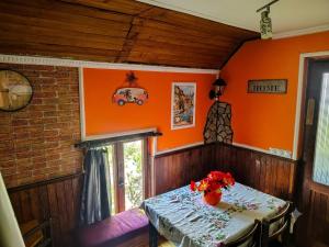 a table in a room with an orange wall at Smestaj Bojanine Vode in Niš