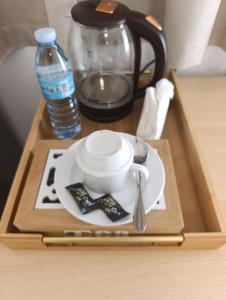 a tray with a cup and a plate and a water bottle at Casa Erica in Soyo