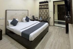 Un pat sau paturi într-o cameră la Hotel Albie Stay,Near Railway Station Chandigarh