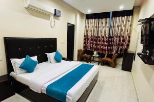 Un pat sau paturi într-o cameră la Hotel Albie Stay,Near Railway Station Chandigarh