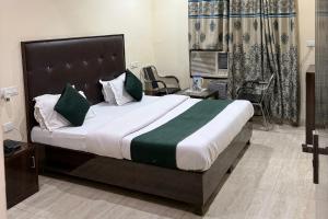 Un pat sau paturi într-o cameră la Hotel Albie Stay,Near Railway Station Chandigarh