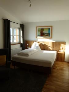 a bedroom with a bed and a window at Hotel Fischachstubn in Bergheim