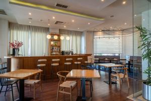 ein Restaurant mit Tischen und Stühlen und einer Bar in der Unterkunft Paliria Hotel in Chalkida + 35 Fotos
