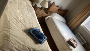 two beds in a hotel room with a pillow on them at Casiopea bungalo in San Carlos de Bariloche