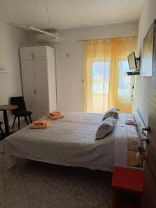 a bedroom with a large bed with a window at Lovrić Studio mit Balkon in Jurandvor