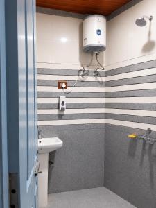 a bathroom with black and white stripes on the wall at Le Refuge in McLeod Ganj