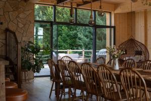 a dining room with a long table and chairs at Eno Chata 240 m2 na wyłączność dla grup in Chojnik