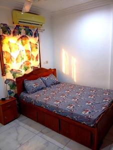 a bedroom with a bed and a painting on the wall at Ouedraogo Property Management in Ouagadougou