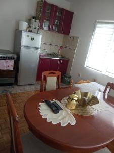 Kitchen o kitchenette sa Perućac - Apartman sa pogledom na jezero +13 photo