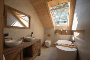 a bathroom with two sinks and a window at Eno Chata 240 m2 na wyłączność dla grup in Chojnik