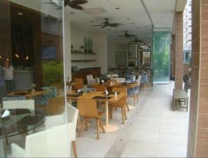a restaurant with tables and chairs in a room at 2 quartos- Unique Ex-Estanconfor veja o mar do ap 1408 in Santos