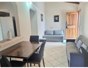 a living room with a table and a couch at Departamento Batti in Asunción