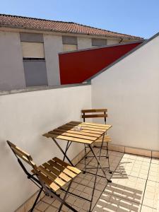 Ein Tisch und ein Stuhl stehen auf einem Balkon in der Unterkunft Recanto do Cávado in Barcelinhos