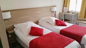 Ліжко або ліжка в номері Hôtel Les Comtes de Pardiac