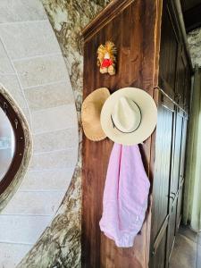 a hat and a pink towel in a wooden box at Дом Каролино-Бугаз у моря in Zatoka +36 photos