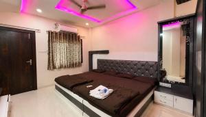 a bedroom with a bed with a purple ceiling at Shree Vaishnav Yatri Grah Near Mahakaleshwar Temple in Ujjain