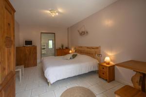 a bedroom with a bed and a television in it at L'instant Beaun'heur in Merceuil