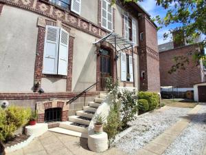 a brick building with stairs in front of it at Gîte du Pré Nattier - Gisors centre in Gisors
