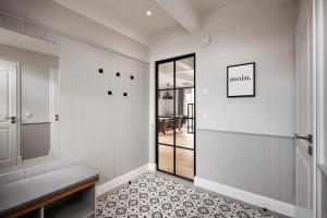 a hallway with a door leading to a dining room at Reethaus Nordgold in Oldsum
