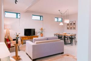 a living room with a couch and a table at Chalé Refúgio Fegama in Passa Quatro