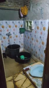 a dirty bathroom with a toilet and a tub at Mini outlit in Puloasem