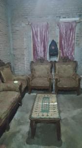a living room with two couches and a coffee table at Mini outlit in Puloasem