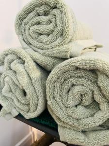 a pile of rope sitting on a shelf at Rushes View Homestay in Market Harborough +27 photos