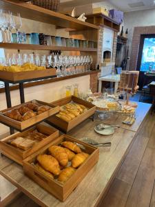 ディヴァーチャにあるVilla Loryのパンとペストリーのトレーが並ぶベーカリーのカウンター