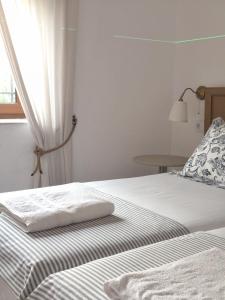 a bedroom with two beds and a window at El Huerto de La Ermita in La Zubia