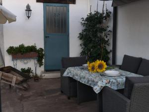 a table with a sunflower sitting on top of it at El Huerto de La Ermita in La Zubia