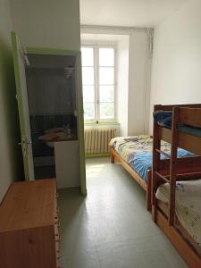 a bedroom with a bed and a bathroom with a sink at Chambres d'Hôtes Le Clos Ambels in Ambialet