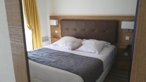 Ліжко або ліжка в номері Hôtel Les Comtes de Pardiac