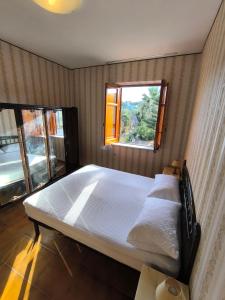 a large bed in a bedroom with a window at Villa Sunrise in Casteldaccia
