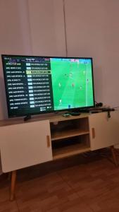 a flat screen tv sitting on top of a table at F3 de luxueux in Bejaïa