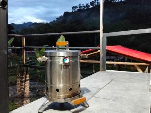 a bucket on a balcony with a view of a mountain at Las Margaritas Cabaña in Chinchiná