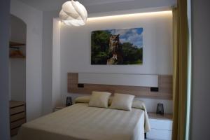 a bedroom with a bed and a picture of an owl at El patio de Carmen in Hornachuelos