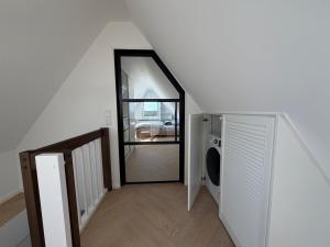 a hallway with a door leading to a room at BeachHus 35, Whg 4 in Sankt Peter-Ording