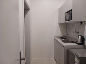 a small kitchen with a sink and a stove at فيو بارك للاجنحة الفندقية in Al Kharj