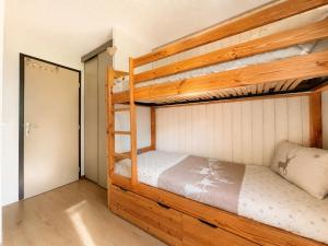 a bedroom with two bunk beds in a house at Studio charmant pour 4 pers avec parking à Notre-Dame-de-Bellecombe - FR-1-505-49 in Notre-Dame-de-Bellecombe