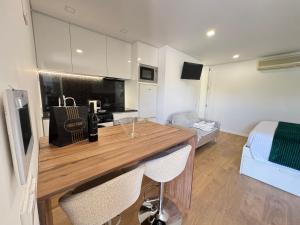 a room with a desk with two chairs and a bed at Ribeira do Forno 2 in Adaúfe
