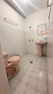 Hotel Dulce Morelia في موريليا: حمام مزود بمرحاض ومغسلة +50 صورة