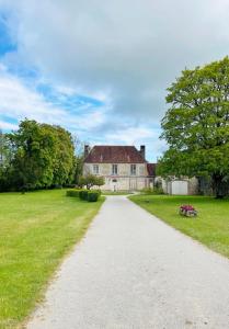 a road leading to a large house with a grass field at Bienvenue dans le Perche in Sainte-Céronne-lès-Mortagne +15 photos