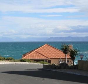 a house with a view of the ocean at ROMANZA APARTMeNT in De Kelders