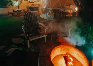 Eine Person grillt einen Kürbis. in der Unterkunft Lunada Mazamitla in Mazamitla