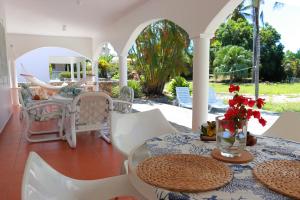 a dining room with a table and chairs at Casa M&B in Las Galeras