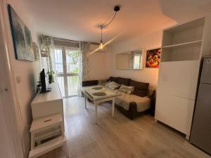 a living room with a couch and a table at Apartamento próximo al palacio de congresos in Granada
