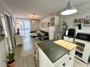 a kitchen and living room with a counter top at Apartamento próximo al palacio de congresos in Granada +12 photos