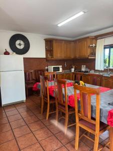 a kitchen and dining room with a table and chairs at Casa do Alto in Recarei